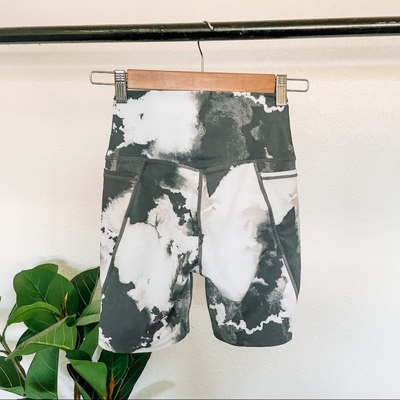 -`♡´- Free! Sage Collective Cloud-Print Everyday Shorts Size XS - Picture 6 of 11
